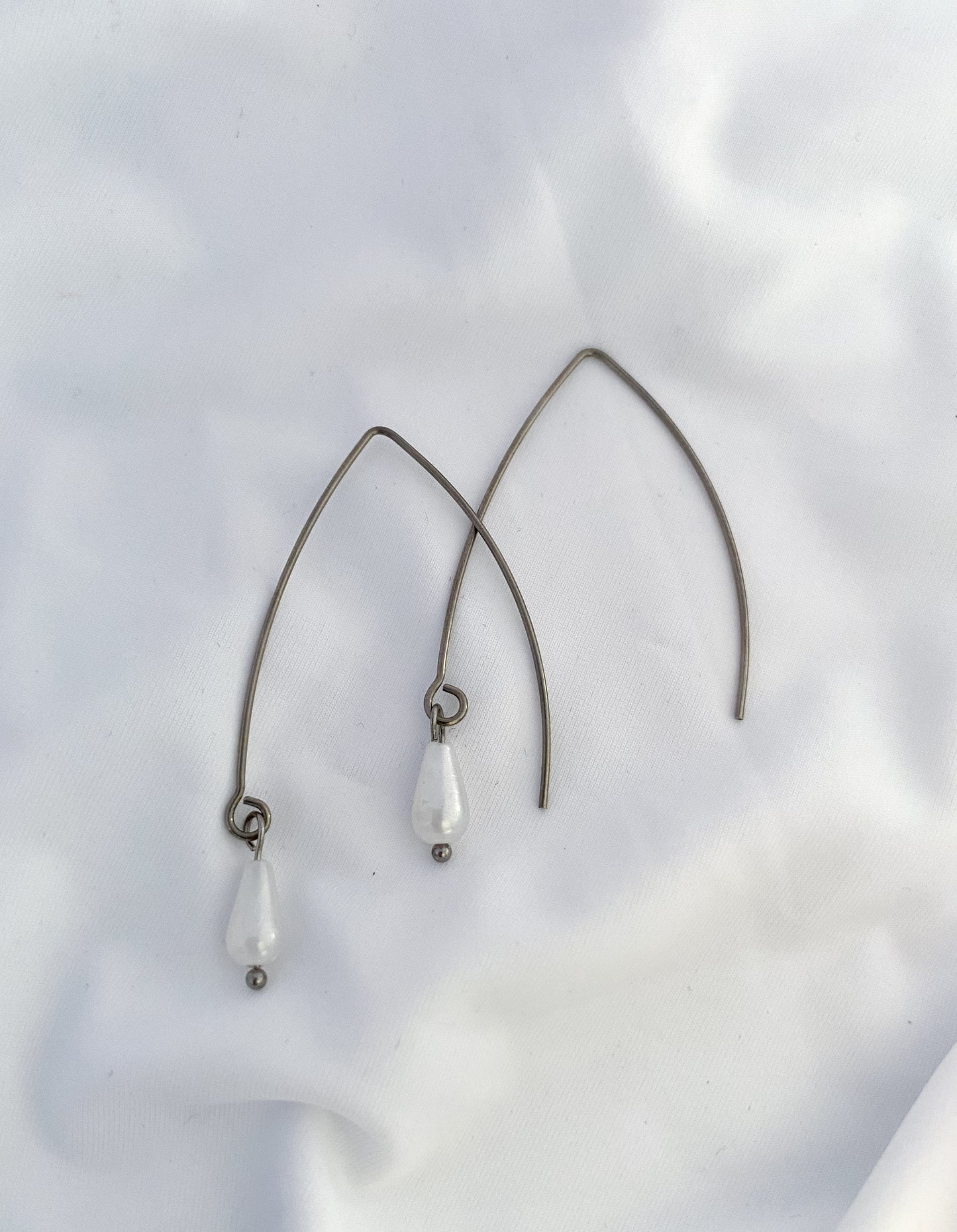 Pearly V-Shape Earrings - Silver