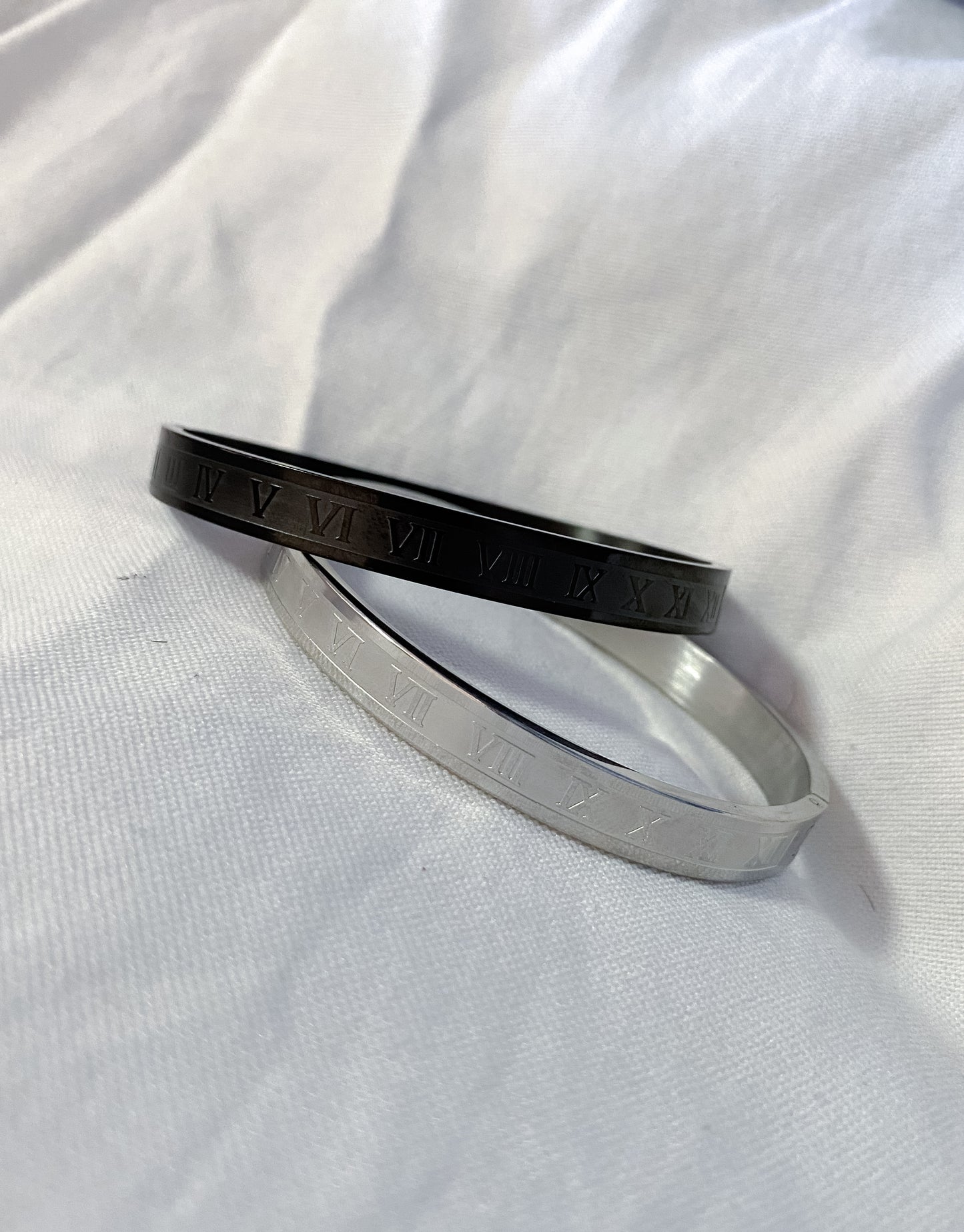 Roman Numeral Clip Bangle - Black