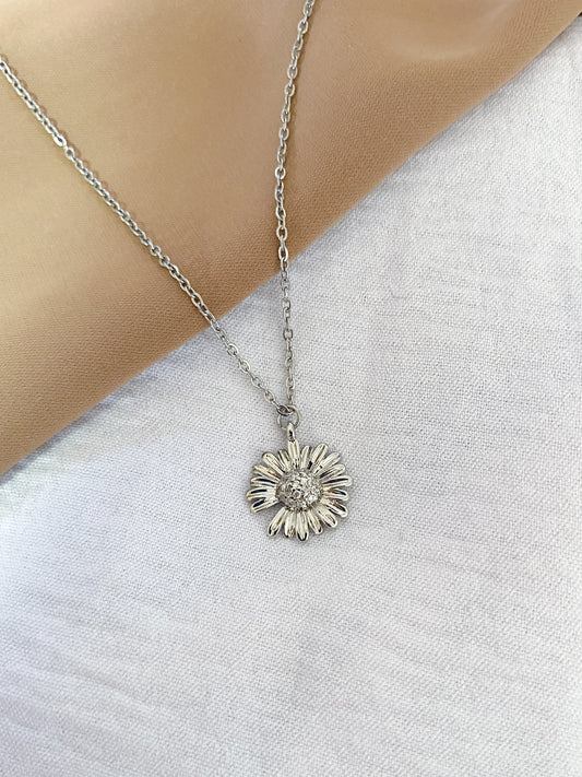 He Loves Me, He Loves Me Not Necklace - Silver
