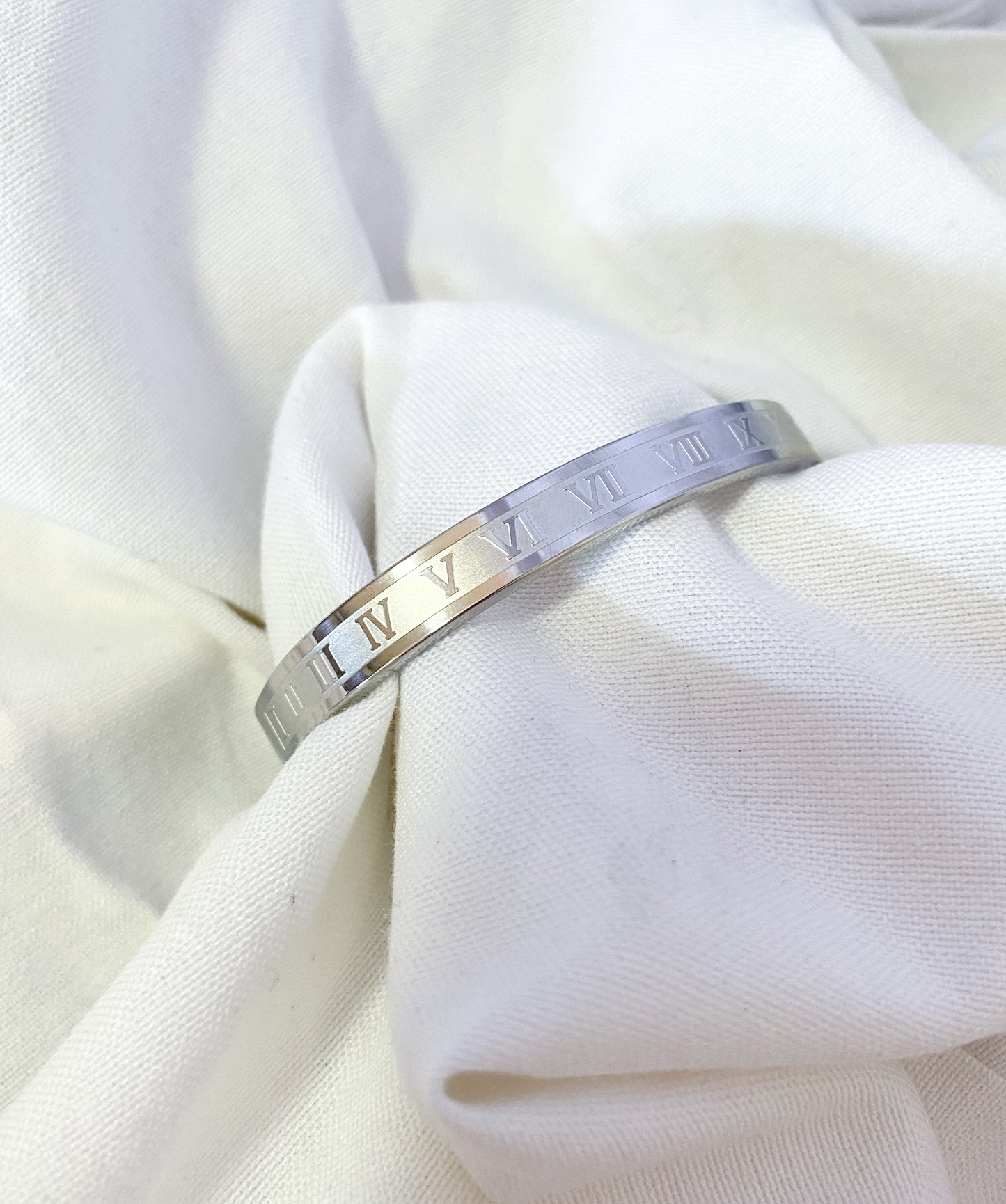 Roman Numeral Clip Bangle - Silver