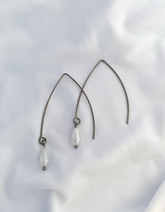 Pearly V-Shape Earrings - Silver